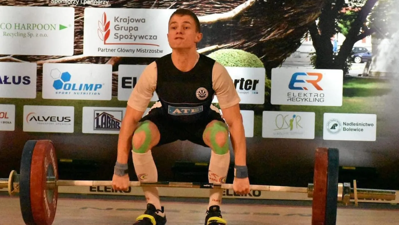 Zawodnik Promień Opalenica przed poderwaniem sztangi